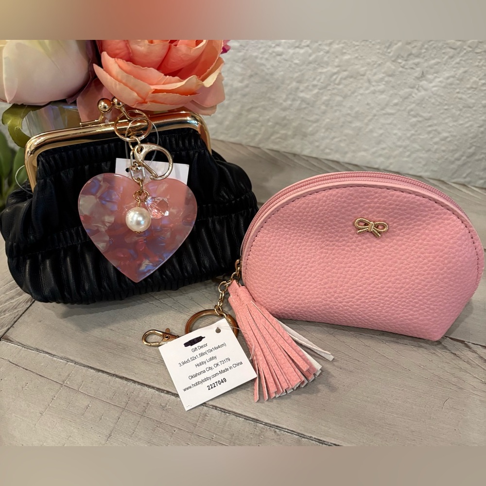 Francesca’s Black Kiss Lock Coin Pouch pink Bow Tassel Coin Purse Heart Keychain